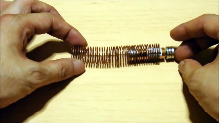 Самый простой электропоезд на батарейке