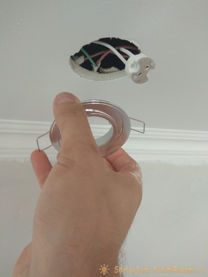 Монтаж встраиваемых софитов к потолочному коробу из гипсокартона