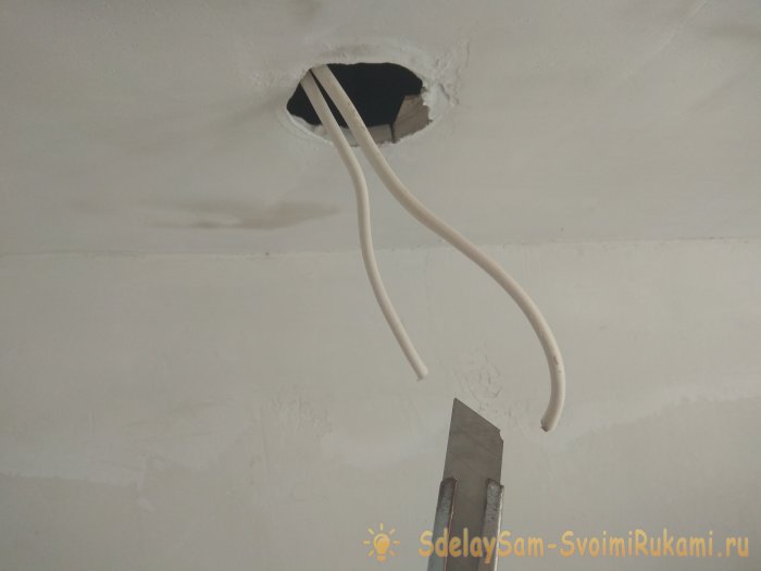 Монтаж встраиваемых софитов к потолочному коробу из гипсокартона