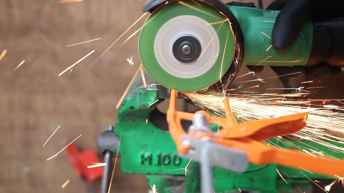 Хомутатель из пистолета для герметика