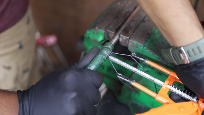 Хомутатель из пистолета для герметика