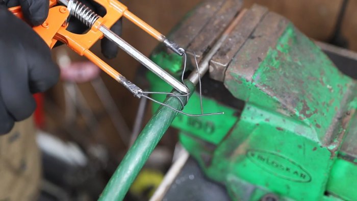 Хомутатель из пистолета для герметика