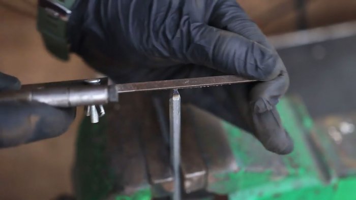 Хомутатель из пистолета для герметика