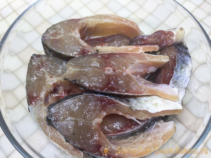 Жареный карась кусочками на сковороде