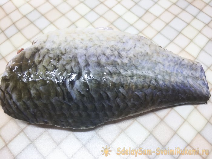 Жареный карась кусочками на сковороде