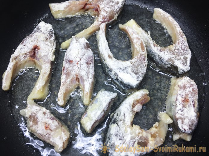 Жареный карась кусочками на сковороде