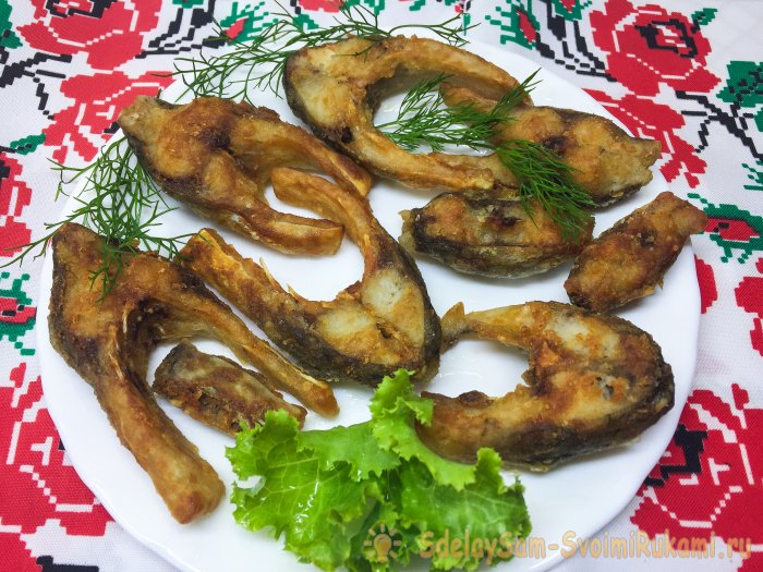 Жареный карась кусочками на сковороде