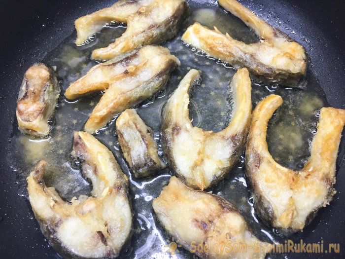 Жареный карась кусочками на сковороде