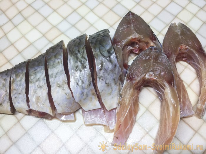 Жареный карась кусочками на сковороде