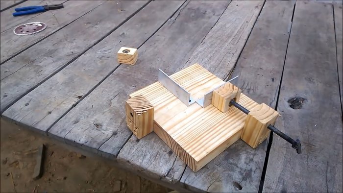 Простой зажим из дерева для соединения заготовок под прямым углом