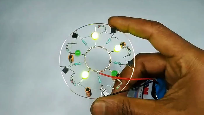 Простая светодиодная мигалка на транзисторах с эффектом бегущего огня