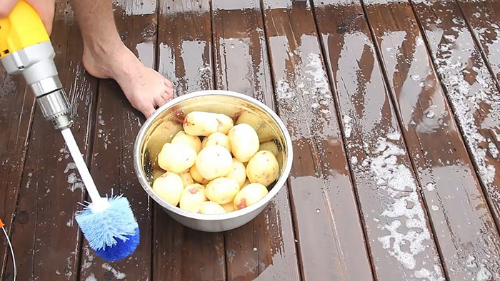 Как дрелью почистить ведро картошки за 1 минуту