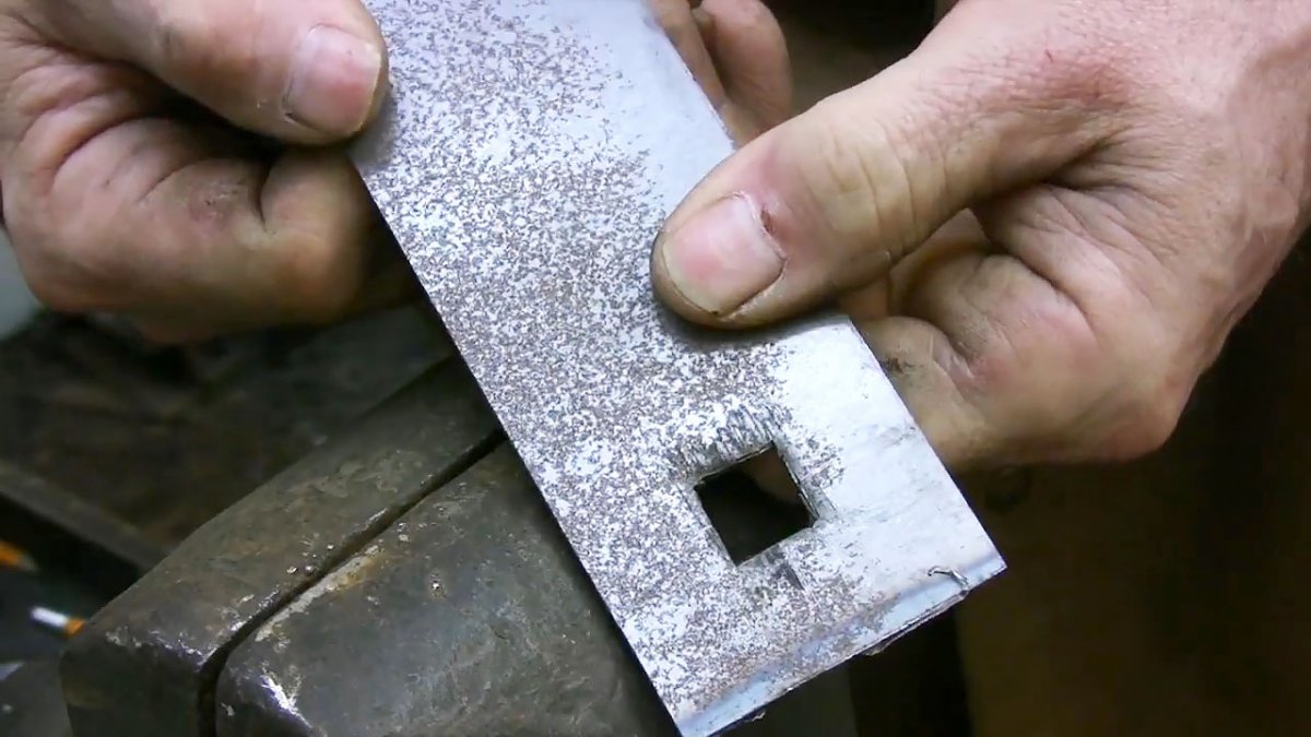 Пробитие отверстий. Квадратное отверстие в металле. Вырезка отверстий в металле. Пробивка квадратных отверстий в металле. Вырезать квадратное отверстие в металле.