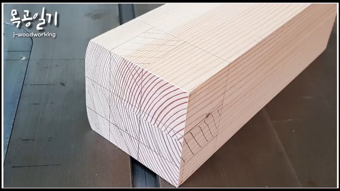 Надежный способ тройного углового соединения деревянных деталей