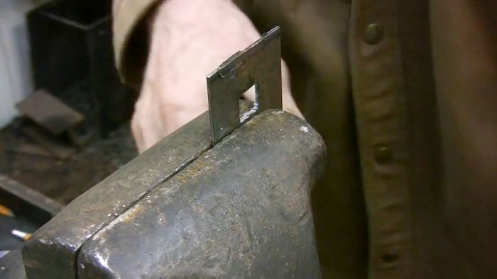 Простой способ проделать квадратное отверстие в листовом металле