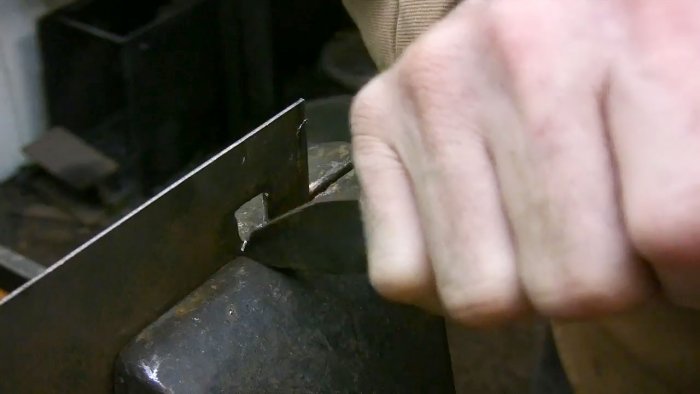 Простой способ проделать квадратное отверстие в листовом металле