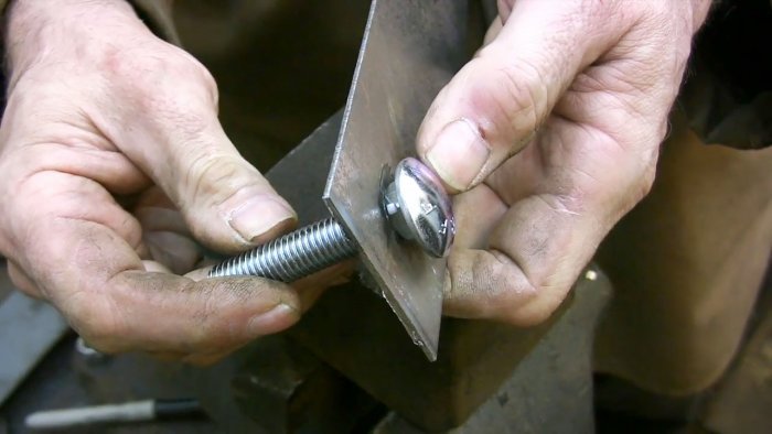 Простой способ проделать квадратное отверстие в листовом металле