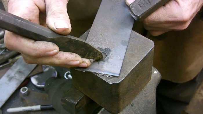 Простой способ проделать квадратное отверстие в листовом металле