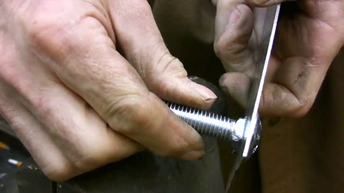 Простой способ проделать квадратное отверстие в листовом металле