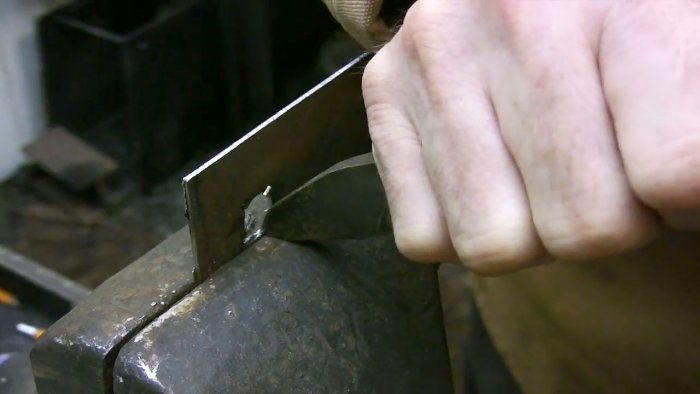 Простой способ проделать квадратное отверстие в листовом металле