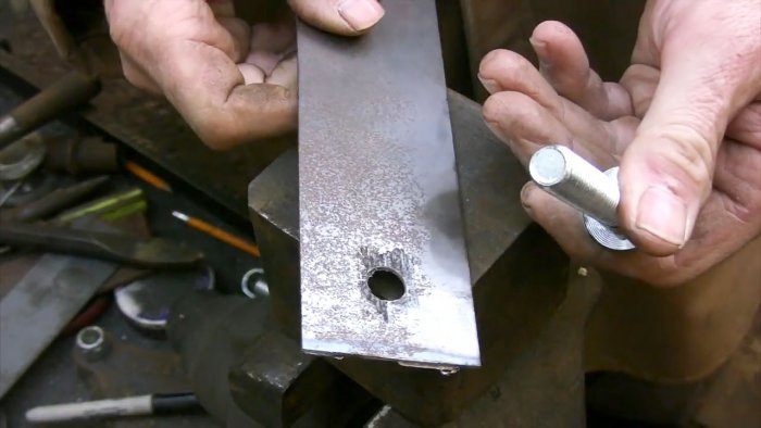 Простой способ проделать квадратное отверстие в листовом металле