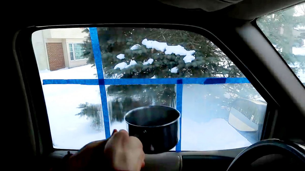 Тонировка зимой. Запотевшие окна автомобиля. Запотевшее стекло автомобиля. Запотевшие окна в машине. Лобовое стекло вид изнутри.