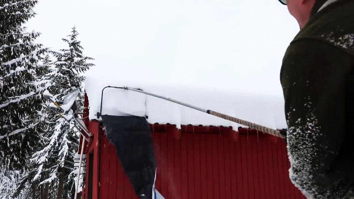 Как сделать приспособление для уборки снега с крыши