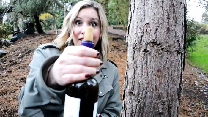 Как открыть бутылку голыми руками