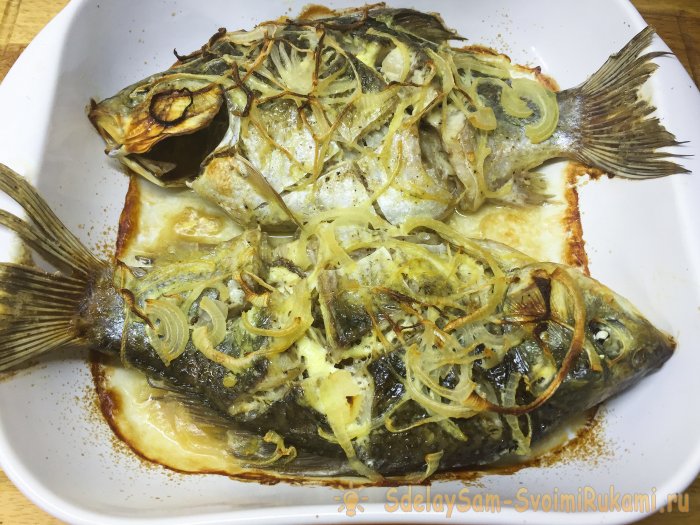 Карась запеченный целиком в духовке