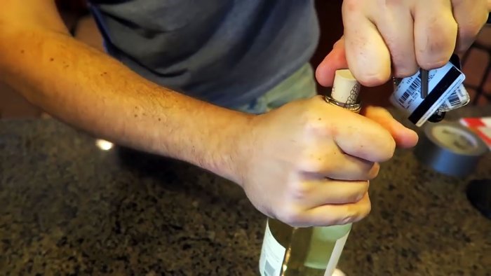 8 способов открыть бутылку без штопора