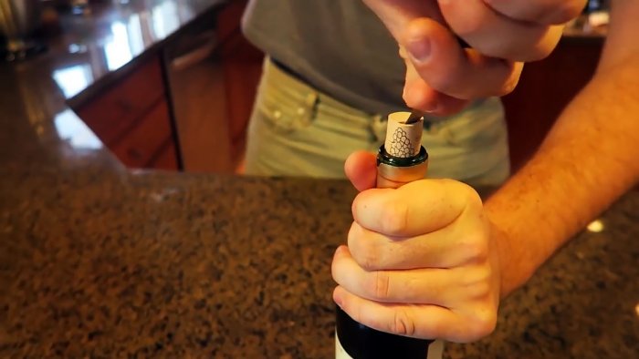 8 способов открыть бутылку без штопора