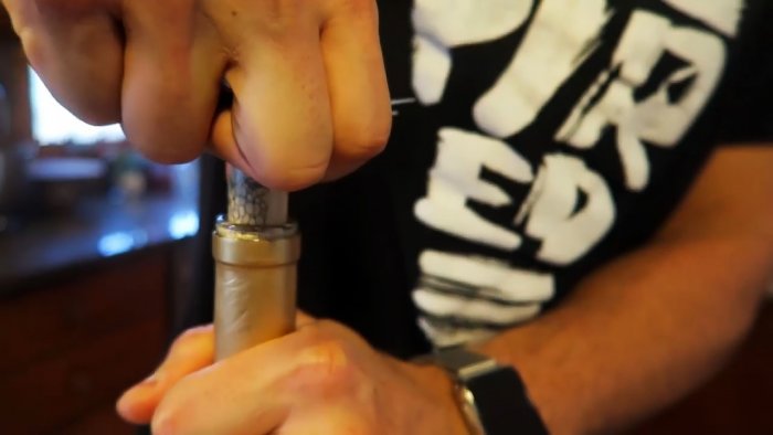 8 способов открыть бутылку без штопора