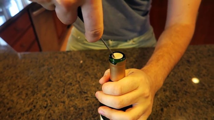 8 способов открыть бутылку без штопора