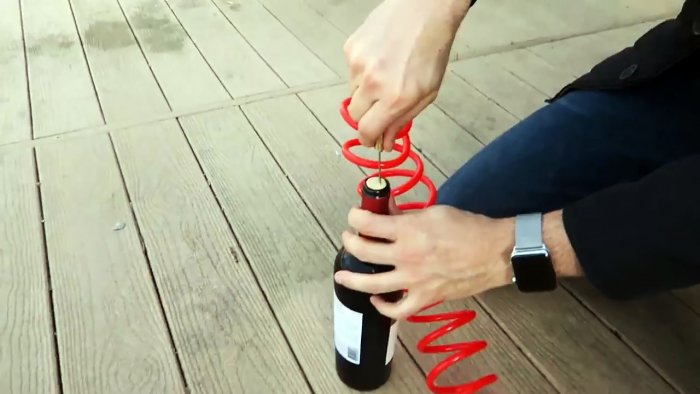 8 способов открыть бутылку без штопора