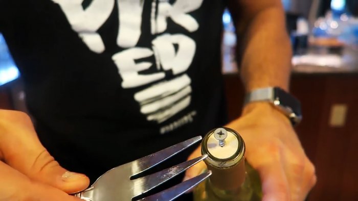 8 способов открыть бутылку без штопора