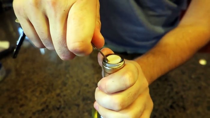 8 способов открыть бутылку без штопора