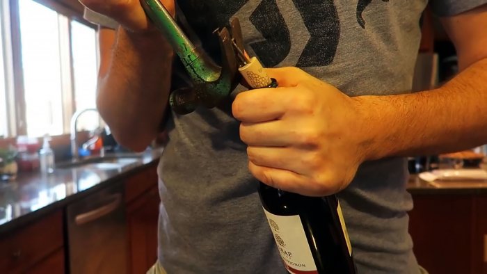 8 способов открыть бутылку без штопора