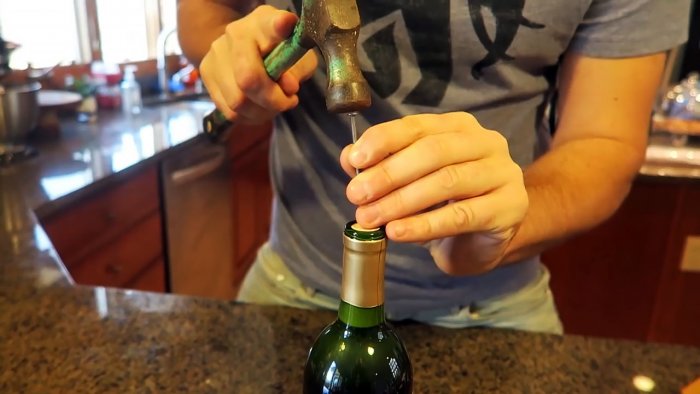 8 способов открыть бутылку без штопора