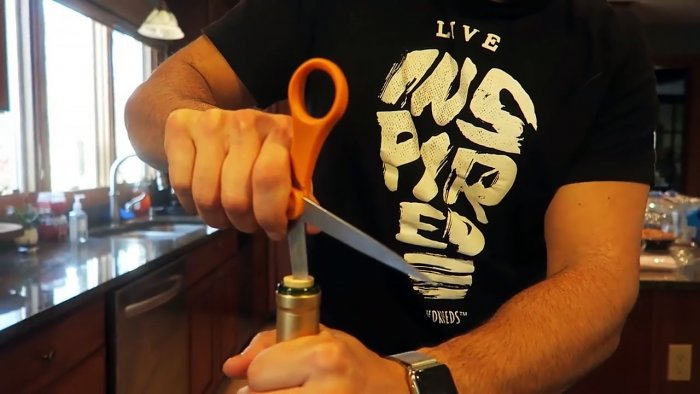 8 способов открыть бутылку без штопора