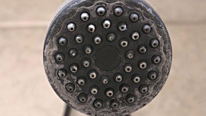 Как просто удалить известковый налет с лейки всего за несколько минут