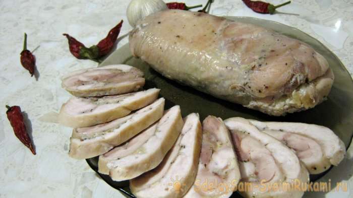 Готовим сочный куриный рулет с чесноком