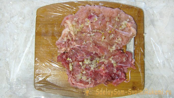 Готовим сочный куриный рулет с чесноком