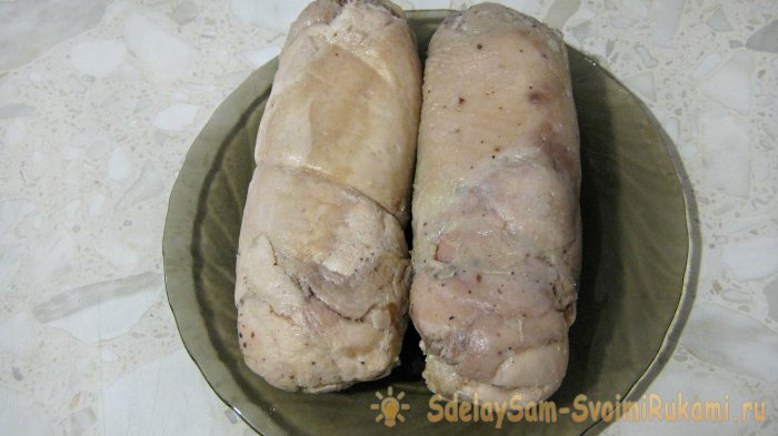 Готовим сочный куриный рулет с чесноком