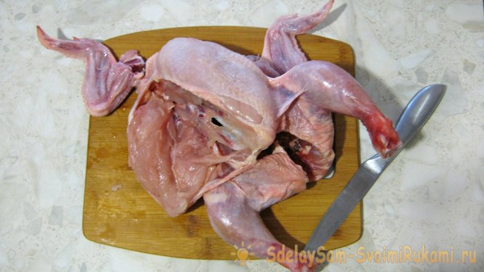 Готовим сочный куриный рулет с чесноком