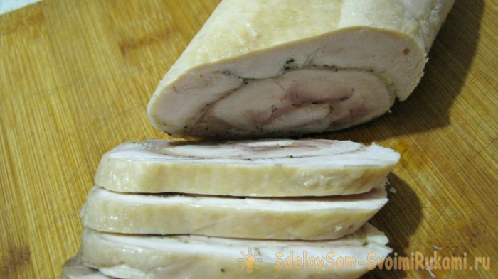 Готовим сочный куриный рулет с чесноком