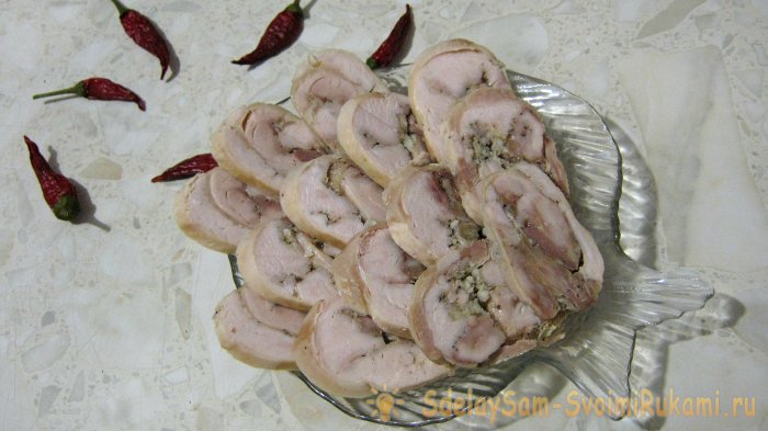 Готовим сочный куриный рулет с чесноком