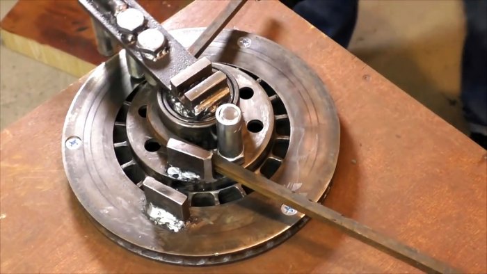 Многофункциональное приспособление для гибки