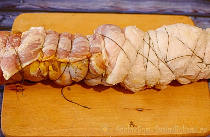 Рулет из грудинки вареный