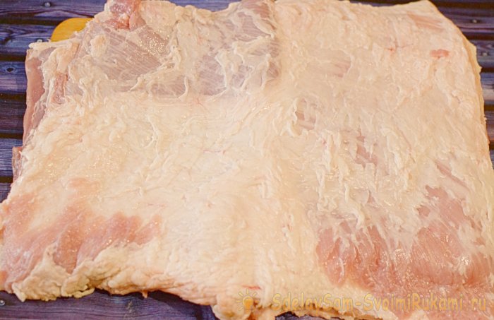 Рулет из грудинки вареный