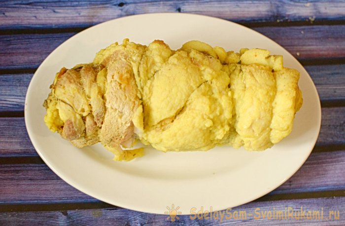 Рулет из грудинки вареный